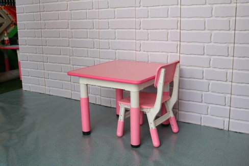 Стол детский пластиковый регулируемый квадратный 60х60, розовый