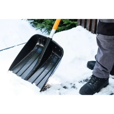 Лопаты для уборки снега с ковшом из пластика